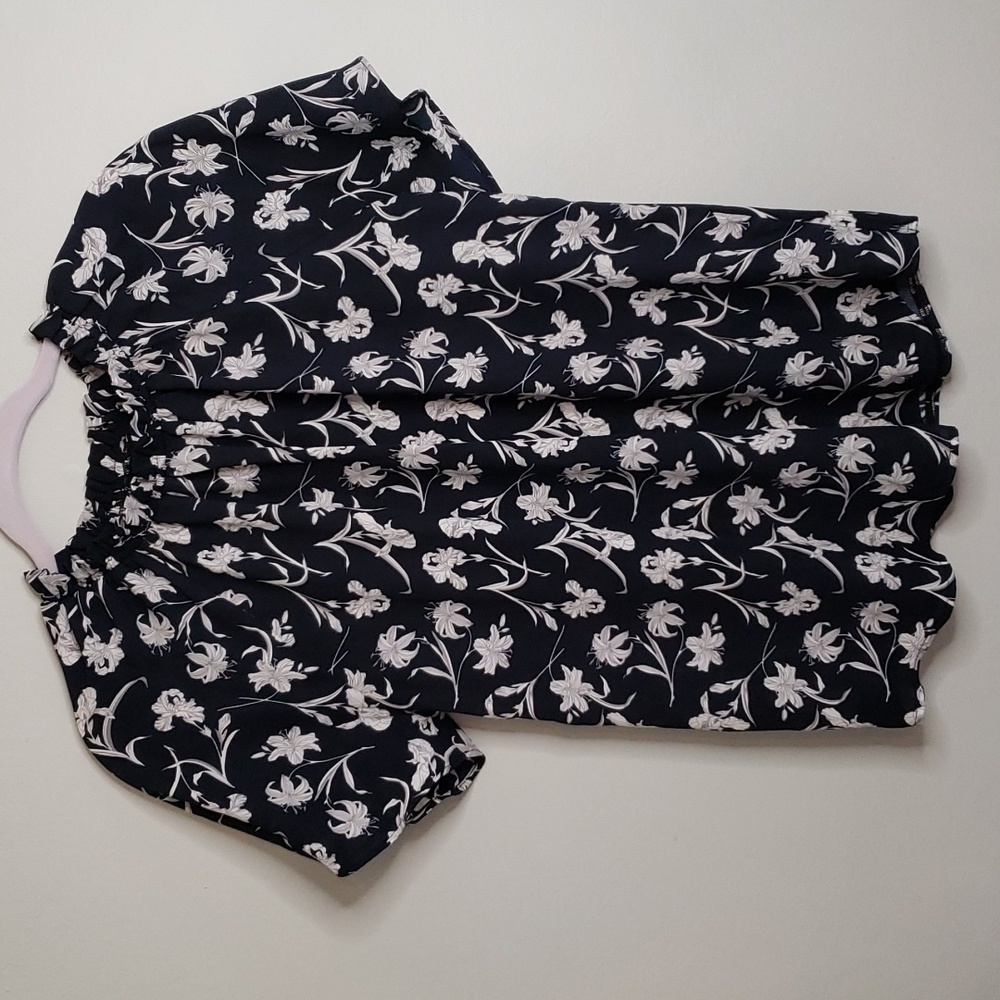 Ann Taylor small navy w floral design blouse